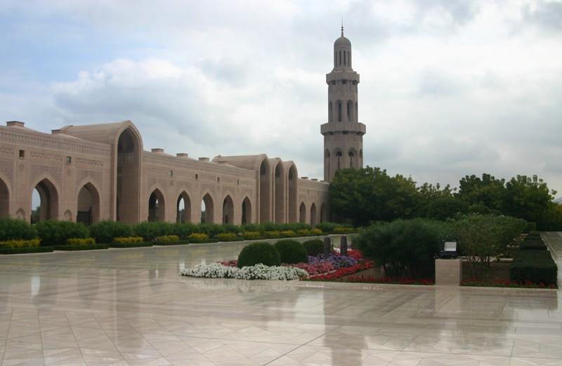 Das Hauptminarett  ist 91,5 m hoch, die vier äußeren Minarette  je 45 m.