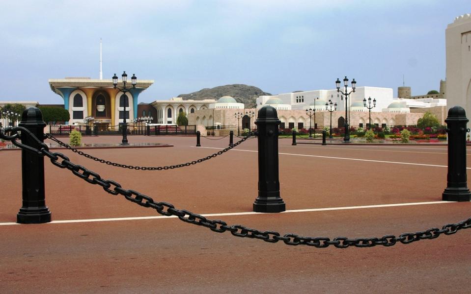 Der Sultanspalast Qasr al-Alam ist die Residenz des Sultans Qaboos von Oman. Der Palast liegt in der Altstadt von Muscat und wird flankiert von den zwei Forts Mirani und Jalali, welche früher die Bucht und den Hafen von Muscat bewachten. Der heutige Sultanspalast wurde in den 1970er Jahren gebaut.  