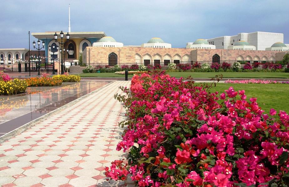 Der Palast des Sultan ist eine sehr gepflegte Anlage mit vielen Blumen und Grün dekoriert.