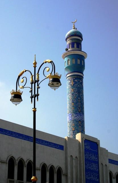 Oft sind die Minarette der Moscheen in Blautönen gehalten.