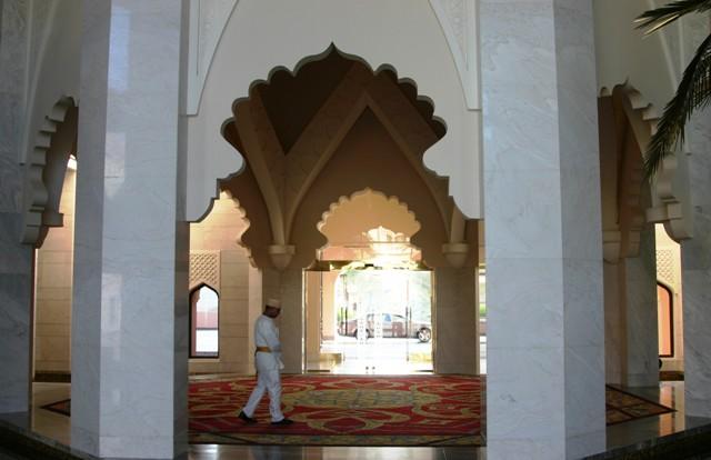 Das Al Husn verfügt über 170 großzügige und luxuriös eingerichtete Zimmer mit Balkon oder Terrasse.