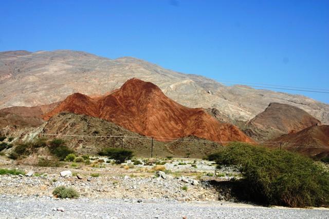 Auf dem Weg von Muskat nach Nizwa treten die unterschiedlichsten Mineralien zutage.