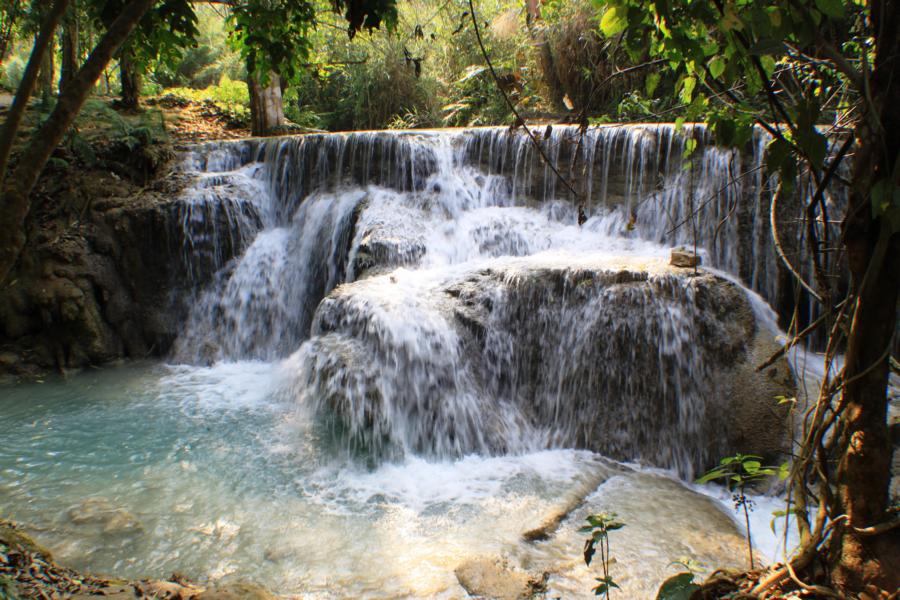 Das klare Wasser fliesst kaskadenartig durch im Dschungel gelegene Pools, wo es in der Sonne türkisfarben schimmert. In einigen markierten Pools darf gebadet werden. 