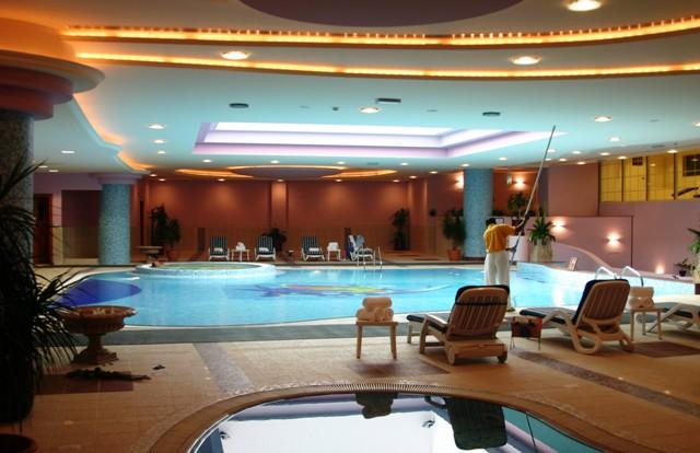 Ein Pool mit Saunaanlage befindet sich innerhalb des Hotels.