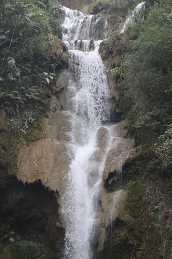 Der grösste Wasserfall ist etwa 100m hoch. 