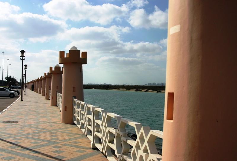 Teil der Strandpromenade von Abu Dhabi.