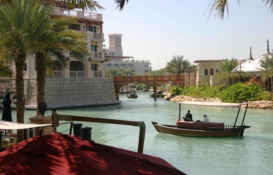 Mit einem traditionellen, aus Holz gefertigtem Boot (Abra) kann man sich in Dubai über den Dubai Creek befördern lassen.