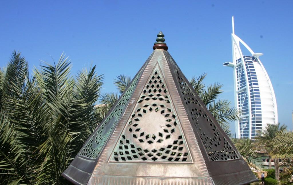 Burj Al Arab (im Hintergrund) ist mit 321 Metern derzeit das höchste Hotel der Welt und noch dazu das beste. Seit der Eröffnung im Jahr 1999 stellt es höchste Exklusivität in jeglicher Hinsicht dar: Architektur, Service und Luxus suchen ihresgleichen. 