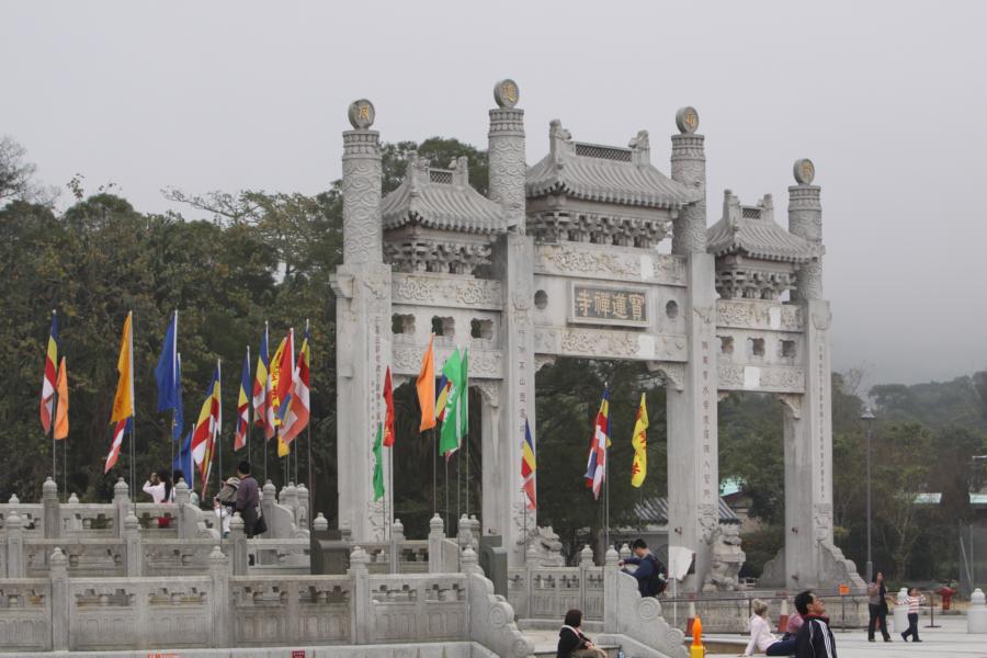 Das Po-Lin-Kloster liegt unmittelbar neben dem Großen Buddha. Es ist  bekannt als das buddhistische Königreich im Süden und dient als internationaler buddhistischer Rückzugsort. Es ist eines der größten und wohl das bekannteste in Hongkong. Das Kloster wurde 1924 gegründet, nachdem sich 1906 drei Zenmeister an diesen Ort zurückgezogen hatten.
