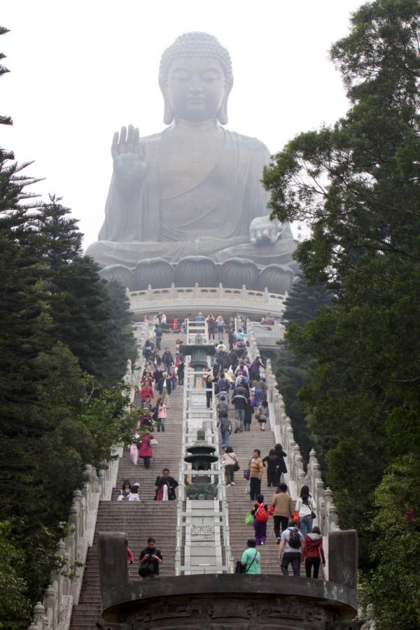 Besucher müssen 268 Stufen erklimmen, um die Plattform unterhalb des Lotusthrons zu erreichen, auf dem der Buddha sitzt.
