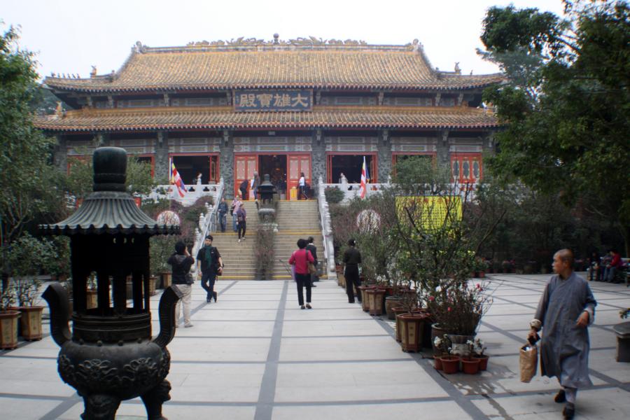 Die Haupttempel sind im Inneren auf den Wänden und Decken mit Zinnober-Malereien verziert, die Drachen und viele andere chinesische mythische Motive zeigen. 