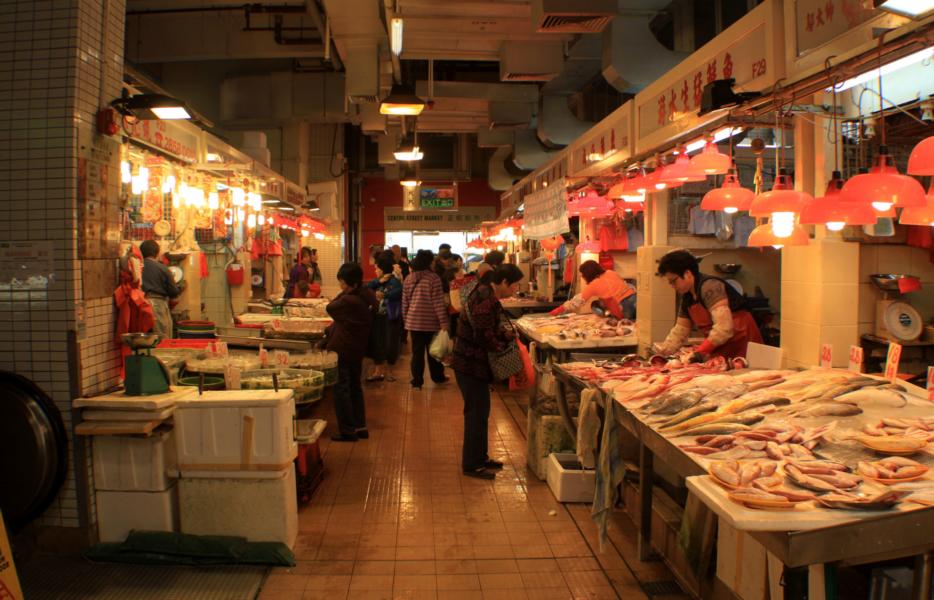 Fisch wird in gekühlten Markthallen feil geboten.