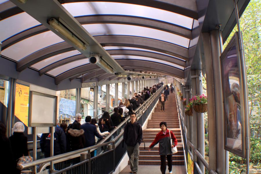 Hongkong ist an einem steilen Hang erbaut und daher von Treppen durchzogen. 1993 wurde eine 800 Meter lange überdachte Rolltreppe eröffnet, die über 135 Meter ansteigt. Die längste open-air Rolltreppe der Welt. Wir nutzten sie, um ins Geschäftsviertel zu kommen.