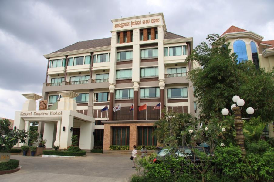 Unser Hotel lag an einer belebten Hauptstraße am Rande der Stadt Siem Reap. Die Außenanlagen mit einem Schwimmingspool und einem sehr schönen Garten sowie die Zimmer waren sehr gepflegt.