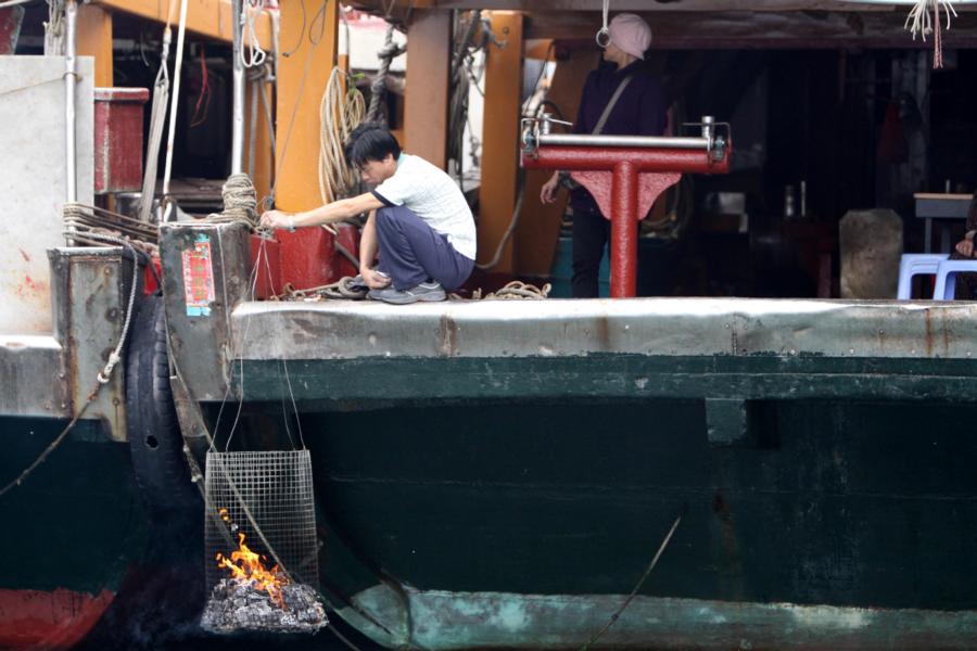 Müllverbrennungsanlage auf dem Boot.