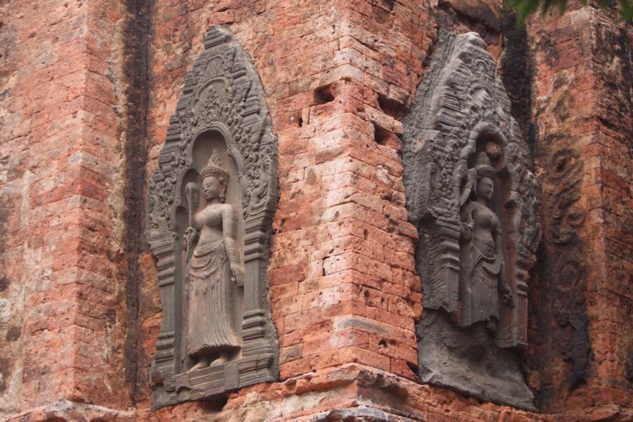 Tempelwächterinnen im  Preah Ko Tempel. Wir nahmen uns Zeit, um die filigranen Steinmetzarbeiten genauer zu betrachten.