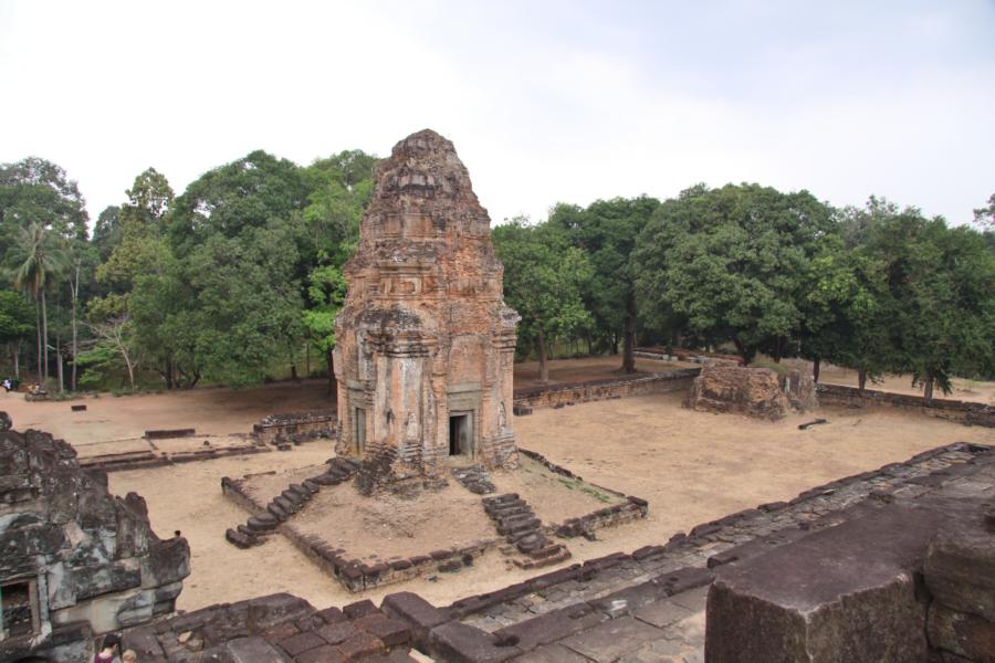 Die Tempelanlage besteht aus sechs Turmbauten. Das zentrale Heiligtum ist von zwei konzentrischen quadratischen Maueranlagen aus Laterit umgeben. Der Aufstieg über die steil angelegten Treppen ist schweißtreibend.