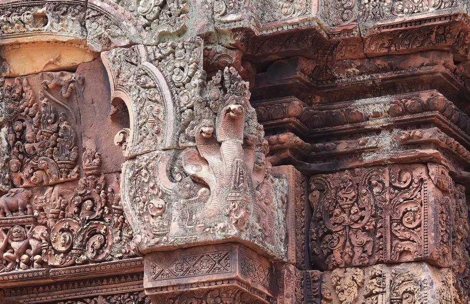 Fast alle Wände der Gebäude im Tempelareal sind mit einem außergewöhnlich feinen Reliefdekor verziert.