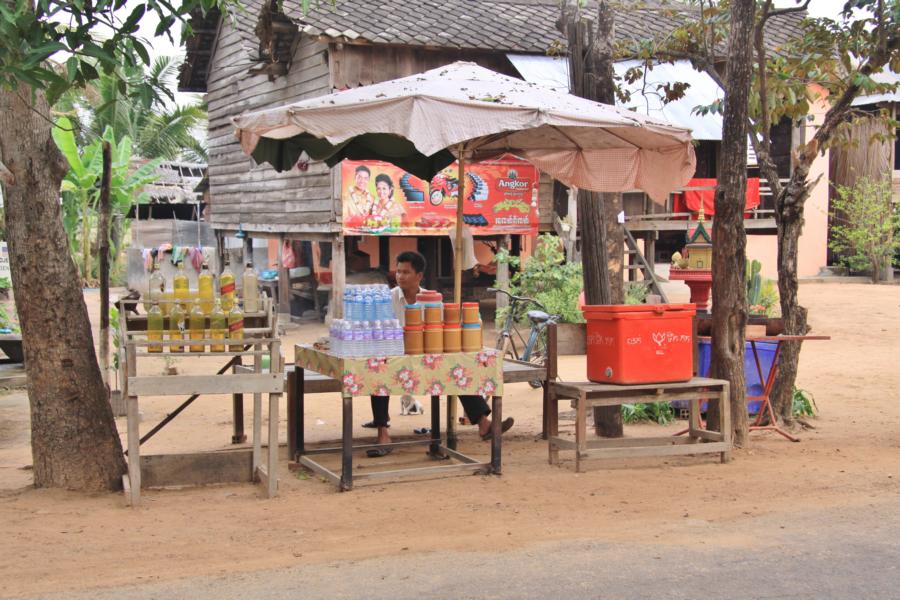 In Kambodscha hat man kein Problem, Benzin in Plastflaschen zu verkaufen). Viele Händler bieten es am Straßenrand zu Tiefstpreisen an.