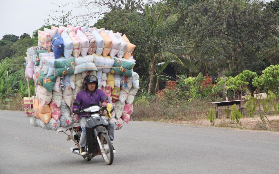 Auch die Kambodschaner sind Moped-Kunstfahrer.