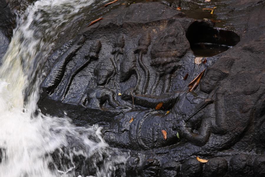Gott Vishnu liegt auf der Schlange Ananta, die Göttin Lakshmi ihm zu seinen Füßen. 