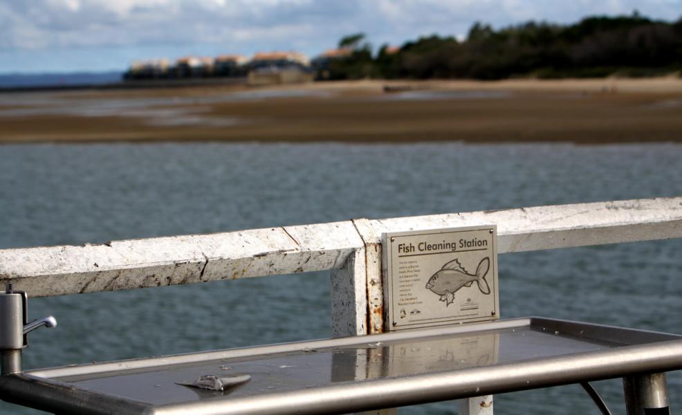 Für die Angler, die vom Pier aus fischen, hat man solche Arbeitsflächen errichtet, wo die Fänge ausgenommen werden können.