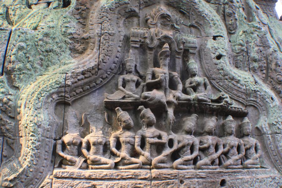 Obwohl der Bauherr und auch seine Mutter, der er die Anlage widmete, Buddhisten waren, befindet sich in Ta Prohm eine Vielzahl von Reliefs mit Darstellungen aus der hinduistischen Mythologie (Krishna, Vishnu, aus dem Ramayana u.a.). Beim genauen Hinsehen sieht man die bewusste sinnlose Zerstörung von Details durch die Roten Khmer während deren Herrschaft. 
