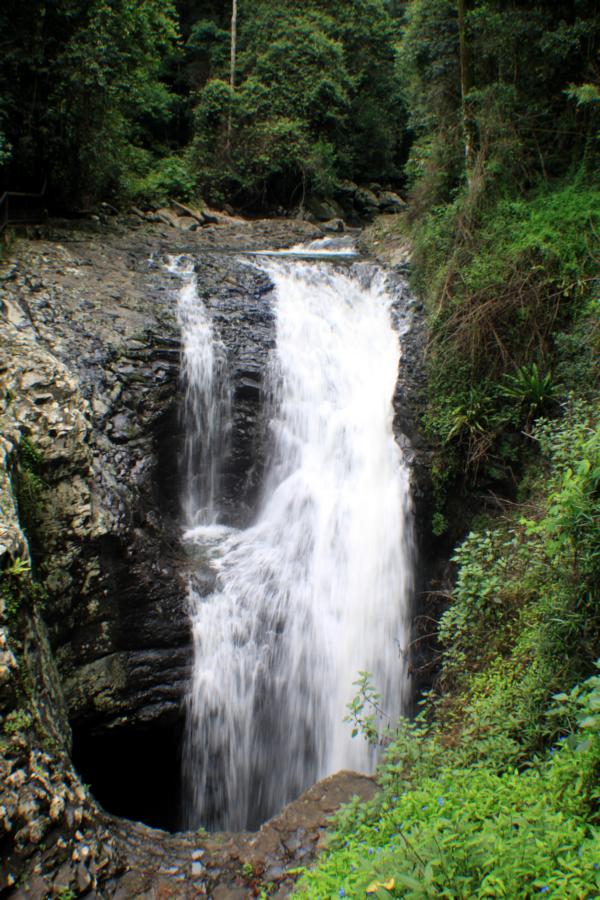Wasserfall an der Natural Bridge im Springbok-Nationalpark.