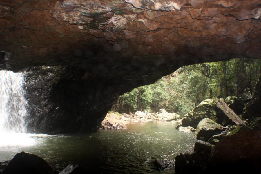 Der Wasserfall stürzt in die Tiefe und unterspült das Gestein zu einer natürlichen Brücke.
