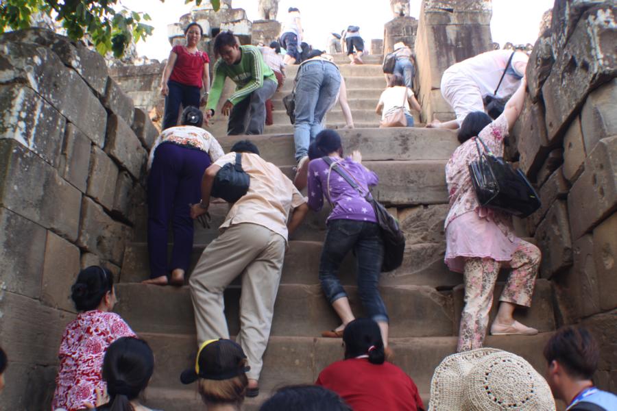 Man muss steil aufsteigende Stufen erklettern, um den Sonnenuntergang auf dem Tempelberg Bakong zu erleben. 