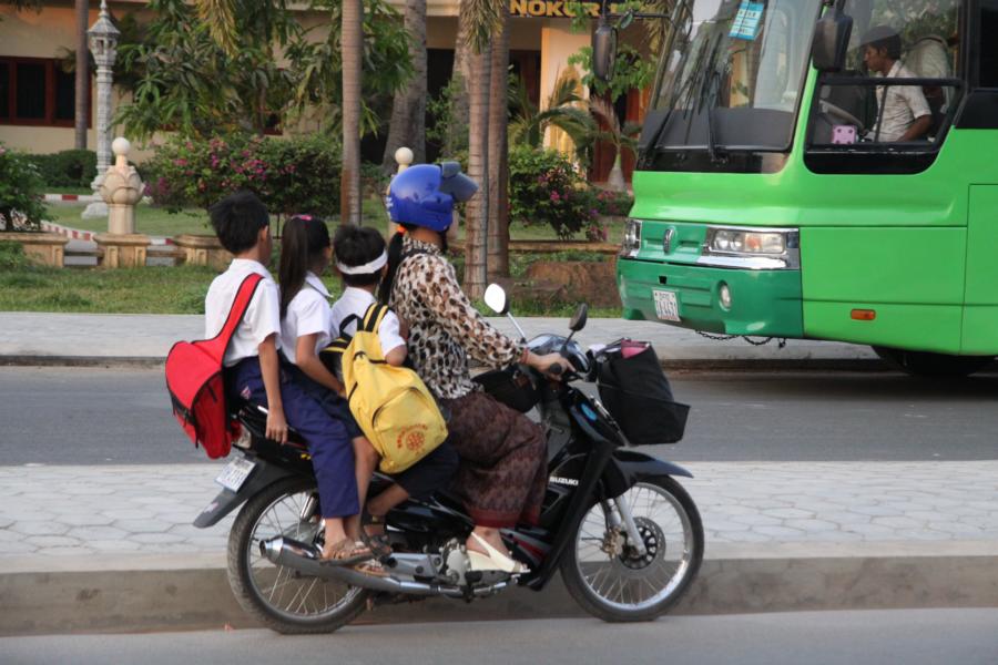 Mutti brachte die drei Schulkinder mit dem Moped an den Lernort. 