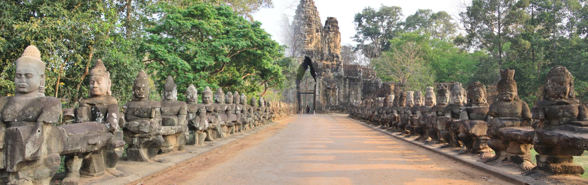 Die Brücken über den 100m breiten und sechs Meter tiefen Wassergraben werden auf jeder Seite von Steinfiguren flankiert: 54 Devas (Gottheiten) auf der einen (links) und 54 Asuras (Dämonen) auf der anderen Seite. 