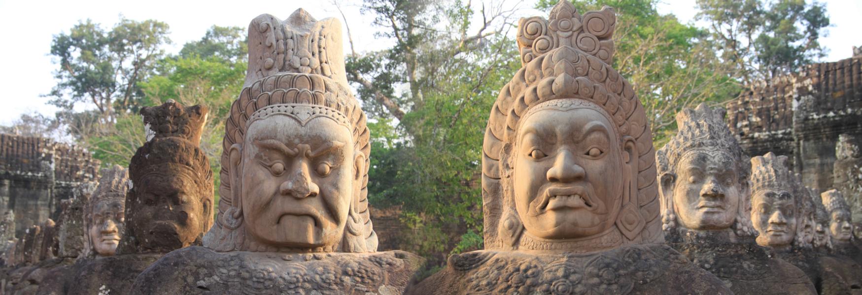 Man ist dabei, einige der Steinfiguren zu restaurieren. Auch hier haben die Roten Khmer einige Figuren bewusst beschädigt. 
