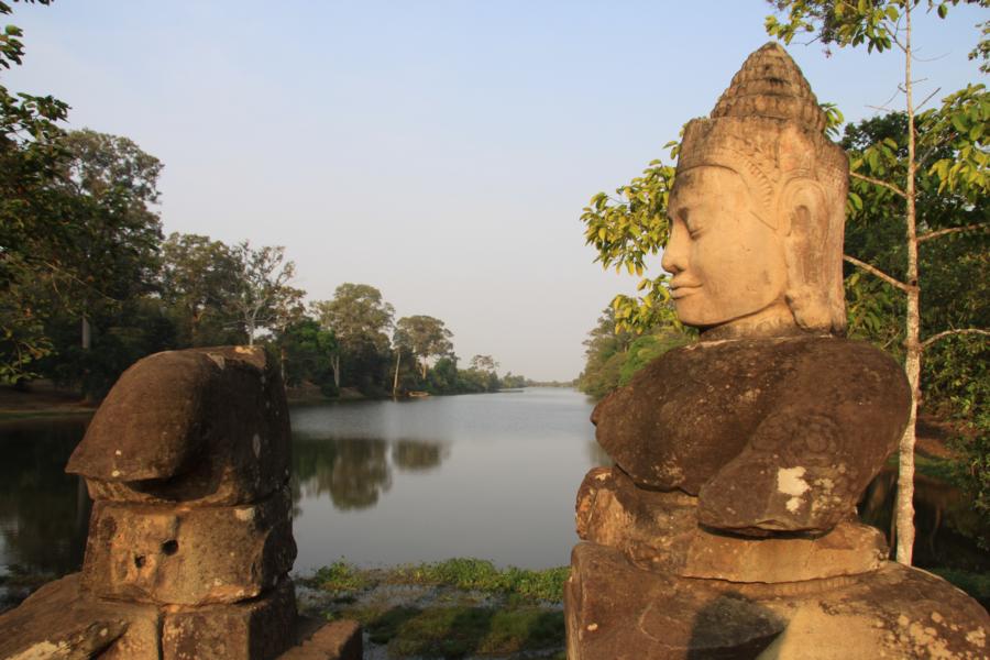 Blick auf den Wassergraben, der Angkor Thom begrenzt.