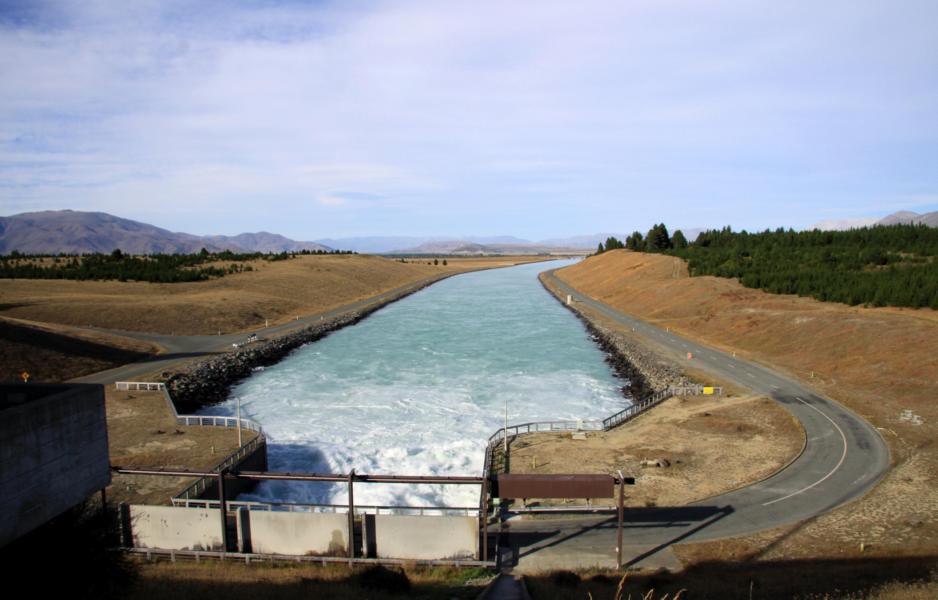 Hier fließt das Wasser aus dem Kraftwerk, das bei Lake Tekapo liegt, in einem Kanal ab.