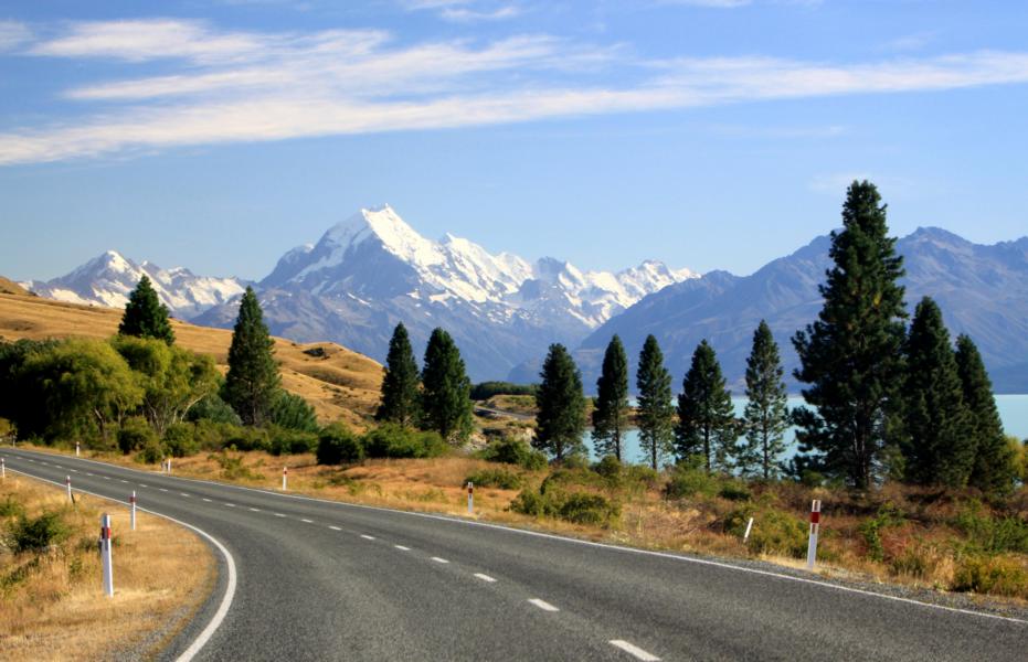 Am Lake Pukaki führt eine gut ausgebaute Straße zum Mt. Cook, der in der Ferne gut zu sehen war.