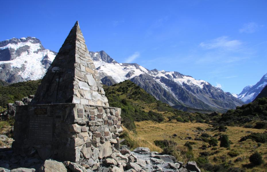 Der Wanderweg führt an einem Denkmal für verunglückte Bergsteiger vorbei.