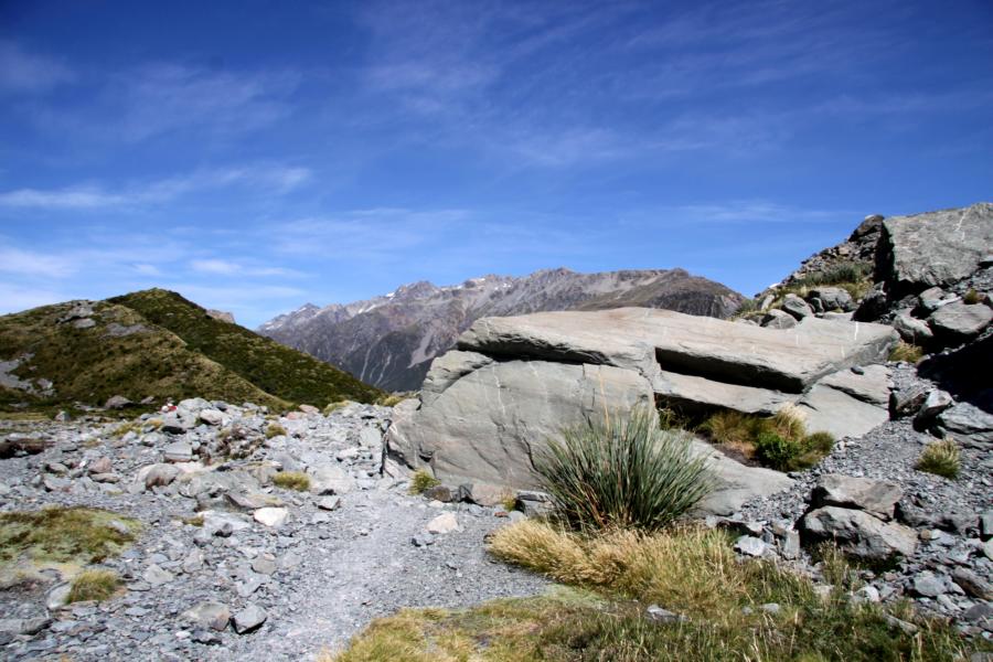 Der Wanderweg führte lange Zeit über groben Schotter.