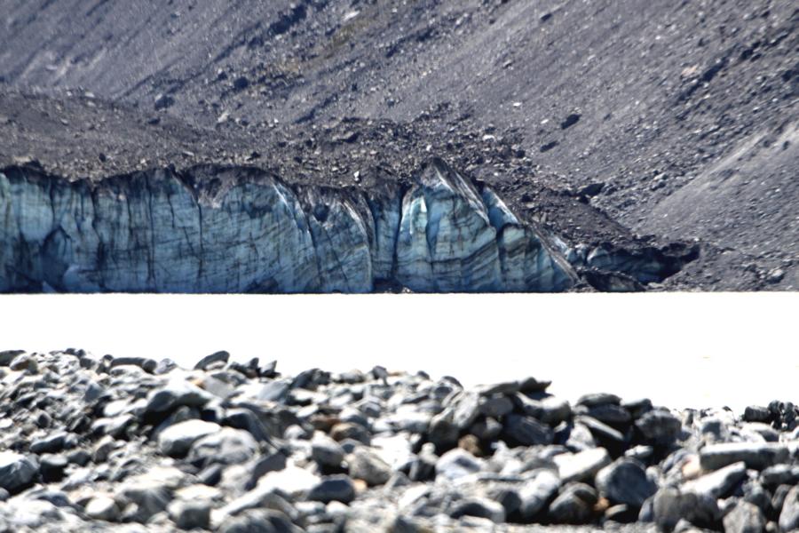 Der Hokker Glacier ist von einer Geröllschicht überdeckt. Sich allein auf diesem Gletscher zu bewegen, ist ein Wagnis, das wir nicht eingingen. 