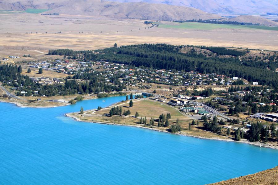 Sicht vom Mount John University Observatory auf den Ort Lake Tekapo.