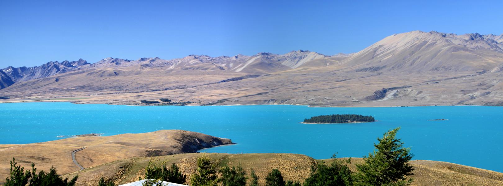 Blick vom Mount John University Observatory auf den Lake Tekapo.