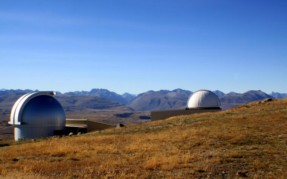 Zwei der fünf Teleskope auf dem Gelände des Mount John University Observatory.
