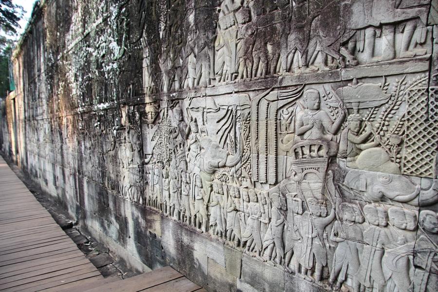 Der zentrale Tempelberg Bayon ist von zwei konzentrisch quadratisch angelegten Galerien umgeben, deren Wände eine Reihe von Reliefs tragen. Jene der äußeren Galerie zeigen historische Erzählungen der Khmer.