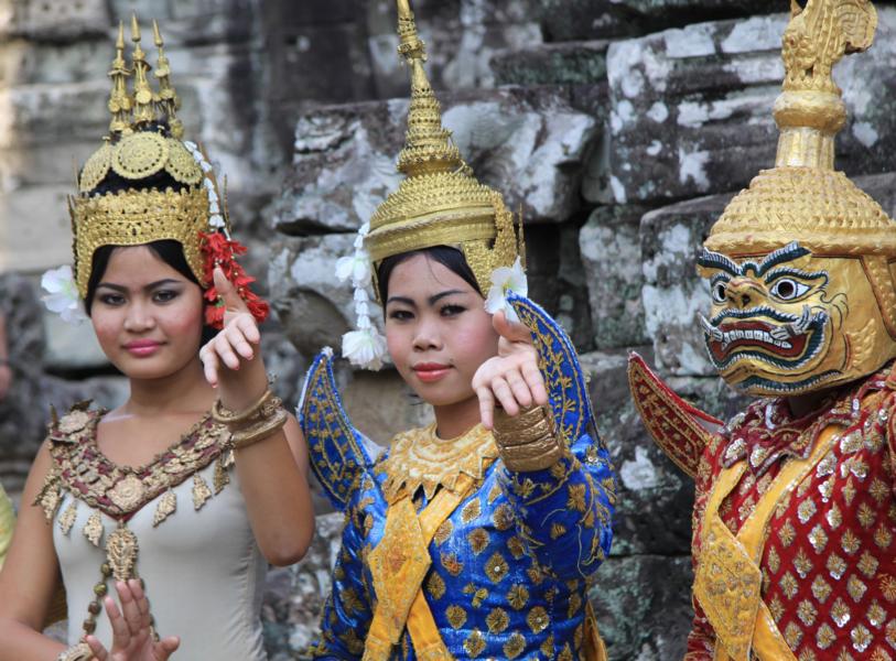 An mehreren Stellen im Bayongelände kann man Reliefs sehen, die Motive der Tempeltänzerinnen enthalten. So hat man sich entschieden, Tanzszenen durch junge Kambodschanerinnen in traditioneller Kleidung den Touristen vorzuführen. 