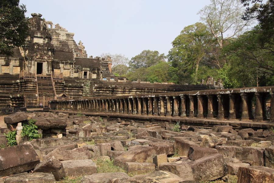 Der Baphuon, ein Mitte des 11. Jahrhunderts zu Ehren des Hindu-Gottes Shiva erbauter monumentaler Tempelberg .