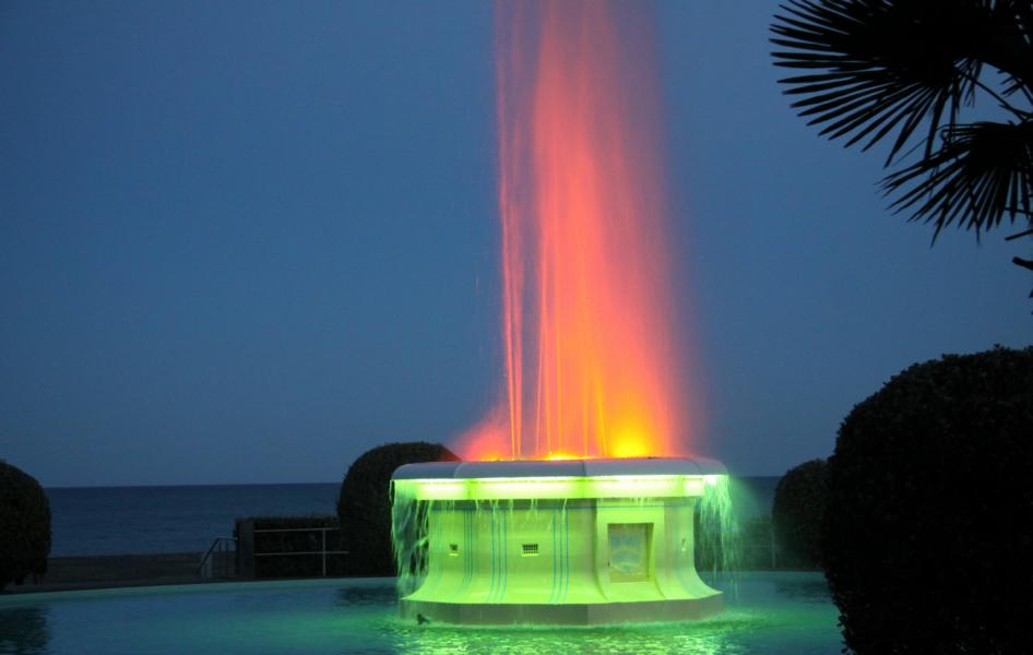Beleuchtete Wasserspiele an der Promenade von Napier.