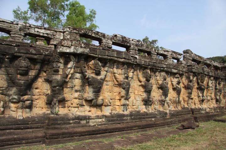 Die Terrasse des Lepra-Königs befindet sich auf der Nordseite der Elefantenterrasse.  Sie ist mit aufwendigen Stein-Schnitzereien von oben bis unten gefüllt.  