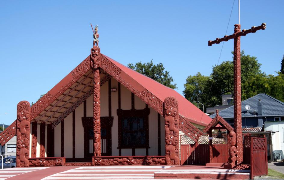 Versammlungshaus in der Maorisiedlung.