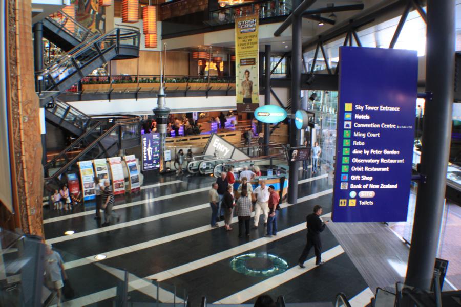 In der Vorhalle des Fernsehturmes.