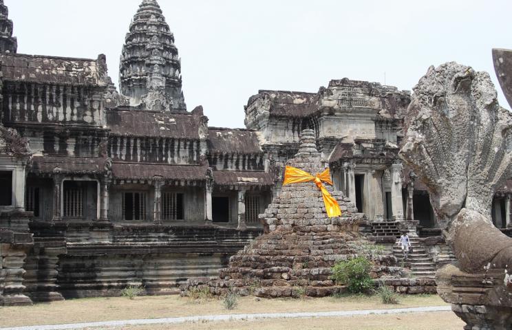 Ungewöhnlich für die Tempel Angkors ist die Ausrichtung des Angkor Wat. Anders als in den anderen Tempeln, deren Hauptzugang bzw. -ausgang nach Osten weist, ist der Angkor Wat nach Westen ausgerichtet, die Himmelsrichtung Yamas (Gott des Todes). Manche Forscher deuten den Tempel deshalb auch als Grabstätte des Königs. Eine Grabkammer oder Hinweise darauf wurden noch nicht gefunden. Im Zentrum steht ein markanter Tempel mit fünf nach Lotusblüten geformten Türmen (Prasat). Der größte Turm ist 65 m hoch.